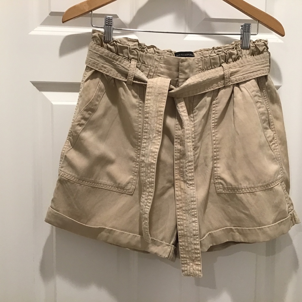 Banana Republic khaki shorts size 10